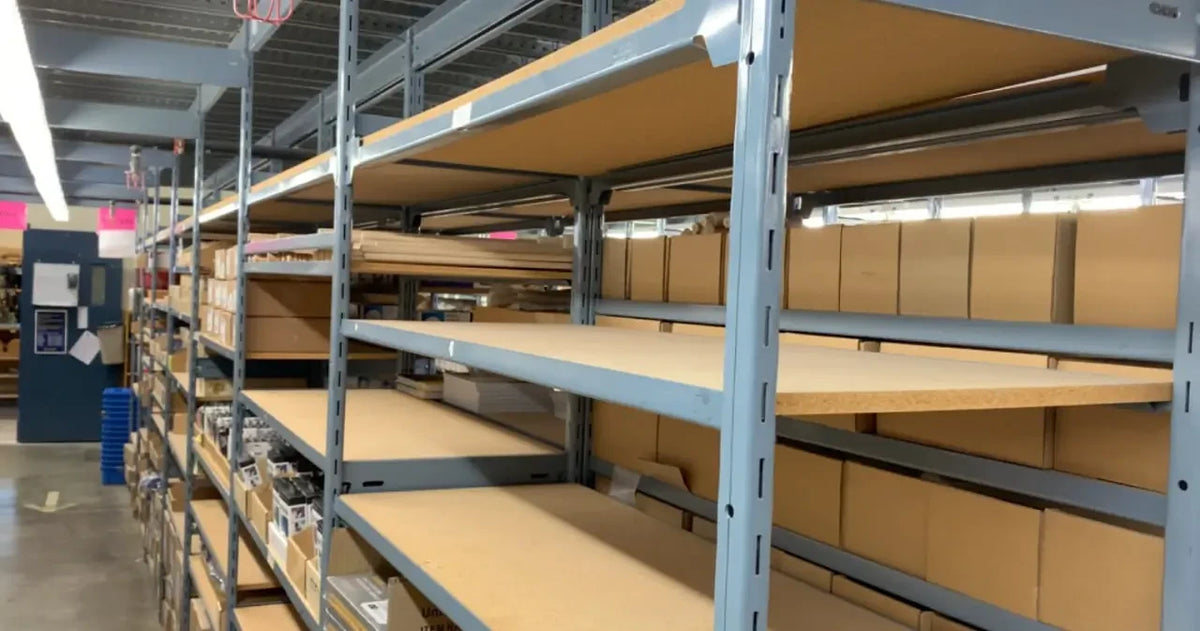 Des tablettes d'entrepôt vides