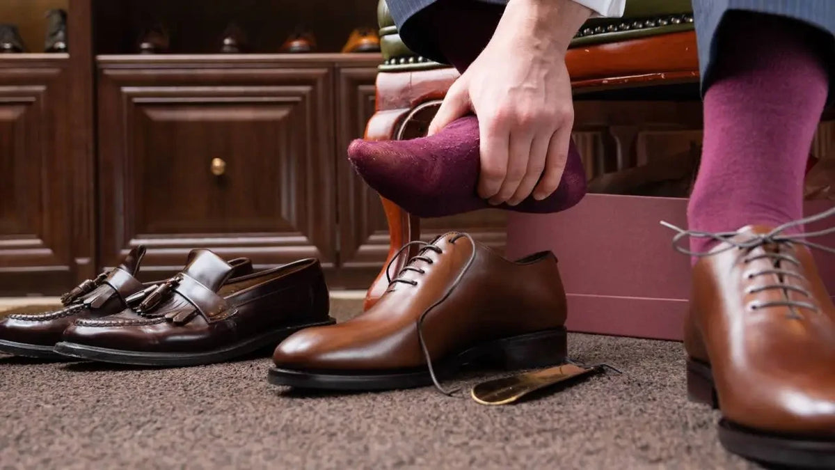 Des souliers de ville plats et rigides